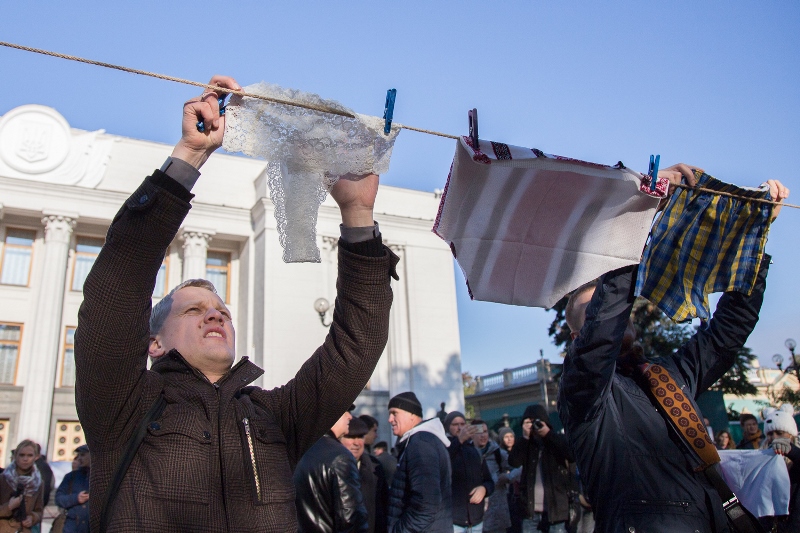 "Не будьте трусами": активисты под Радой с помощью нижнего белья напомнили нардепам о е-декларациях